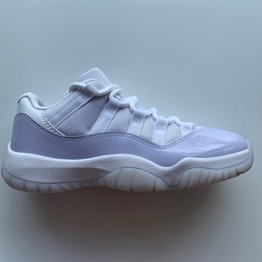 Jordan 11 WMNS Retro Low White Pure Violet